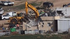 الاحتلال يهدم خيمة ويفكك "بركسا" في قرية كفر مالك شرق رام الله