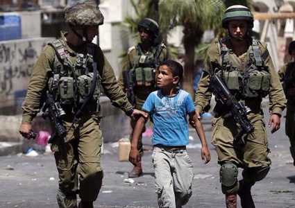 رام الله:الاحتلال يعتقل طفلاً من قرية بدرس