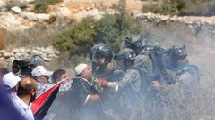 إصابات برضوض واختناق خلال تصدي الأهالي لجرافات الاحتلال في راس كركر