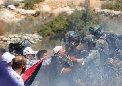 إصابات برضوض واختناق خلال تصدي الأهالي لجرافات الاحتلال في راس كركر