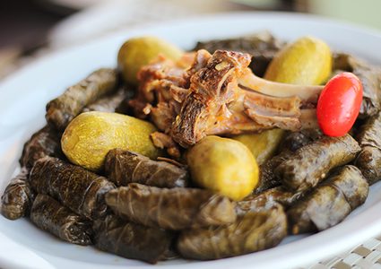 ورق عنب مع كوسا وريش لحم