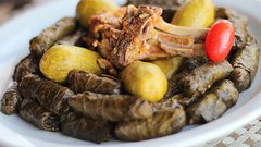 ورق عنب مع كوسا وريش لحم