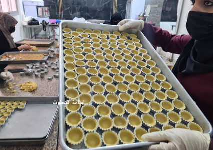 نساء في غزة يعملن في صناعة البسكويت المخصص لحلويات رمضان ويوفرن بذلك مصدر دخلٍ لهن