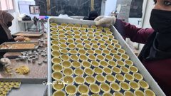 نساء في غزة يعملن في صناعة البسكويت المخصص لحلويات رمضان ويوفرن بذلك مصدر دخلٍ لهن