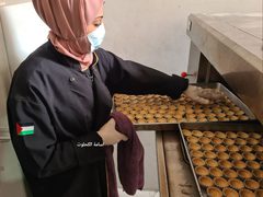 نساء في غزة يعملن في صناعة البسكويت المخصص لحلويات رمضان ويوفرن بذلك مصدر دخلٍ لهن