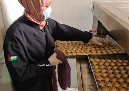 نساء في غزة يعملن في صناعة البسكويت المخصص لحلويات رمضان ويوفرن بذلك مصدر دخلٍ لهن
