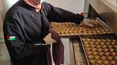 نساء في غزة يعملن في صناعة البسكويت المخصص لحلويات رمضان