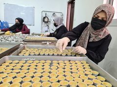 نساء في غزة يعملن في صناعة البسكويت المخصص لحلويات رمضان ويوفرن بذلك مصدر دخلٍ لهن