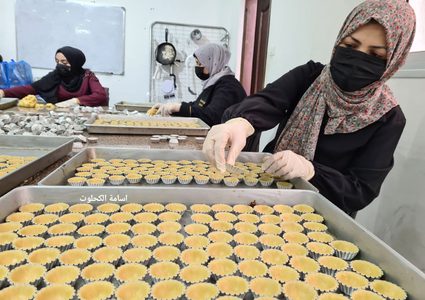 نساء في غزة يعملن في صناعة البسكويت المخصص لحلويات رمضان ويوفرن بذلك مصدر دخلٍ لهن