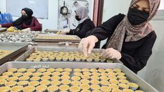 نساء في غزة يعملن في صناعة البسكويت المخصص لحلويات رمضان