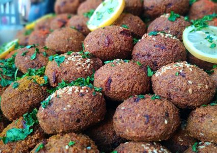 الفلافل والحمص تتربع على عرش المأكولات الشعبية في شهر رمضان المبارك