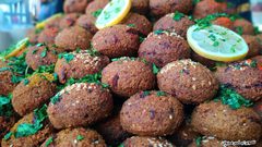 الفلافل والحمص تتربع على عرش المأكولات الشعبية في شهر رمضان المبارك