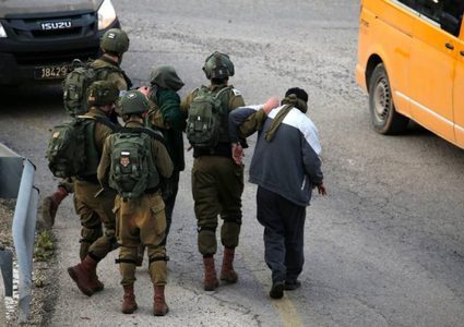 الاحتلال يعتقل 16 مواطنا من الضفة بينهم جريح
