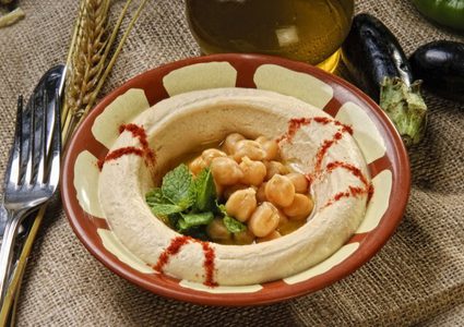 "صحن الحمص" يثبت وجوده يوميا على مائدة رمضان