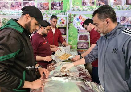 توزيع وجبات اللإفطار على الصائمين من تكية أبناء النصيرات- قطاع غزة