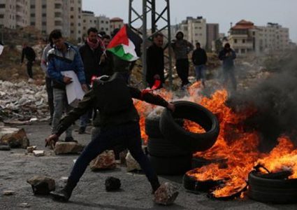 اصابات بالاختناق خلال مواجهات مع الاحتلال جنوب نابلس