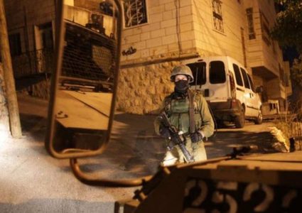 الخليل: الاحتلال يغلق البوابة الحديدية على مدخل  بيت عينون