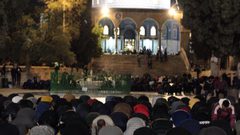 60 ألف مصلٍ أدوا اليوم صلاتي العشاء والتراويح في رحاب المسجد الأقصى المبارك