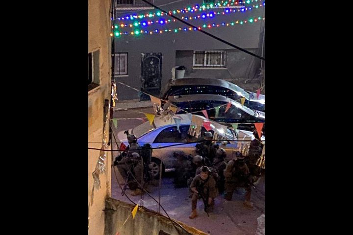 اقتحامات واسعة لعدة مناطق فجر اليوم واضراب في رام الله وبيت لحم