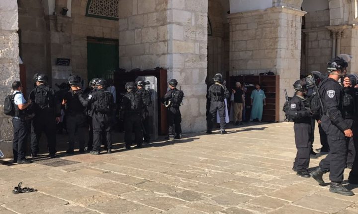 الاحتلال ينكل بالمصلين في المسجد القبلي وينفذ حملة اعتقالات واسعة في صفوفهم