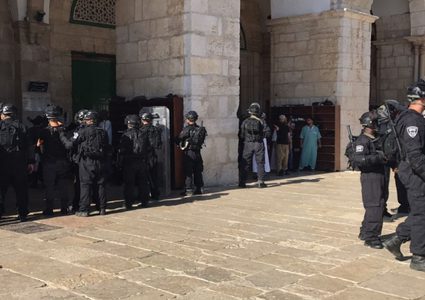 الاحتلال ينكل بالمصلين في المسجد القبلي وينفذ حملة اعتقالات واسعة في صفوفهم