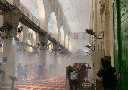 أكثر من 90 إصابة منها خطيرة خلال اقتحام جنود الاحتلال للمسجد الأقصى