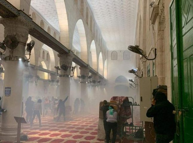 أكثر من 90 إصابة منها خطيرة خلال اقتحام جنود الاحتلال للمسجد الأقصى