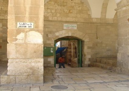 فتح أبواب الأقصى أمام المصلين بعد ساعات من اقتحامه