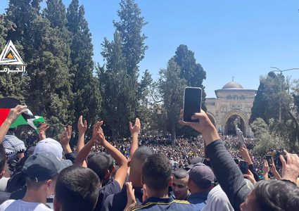 50 ألف مصلٍّ أدوا صلاة الجمعة الثانية من رمضان في المسجد الأقصى، رغم اعتداءات الاحتلال وقيوده