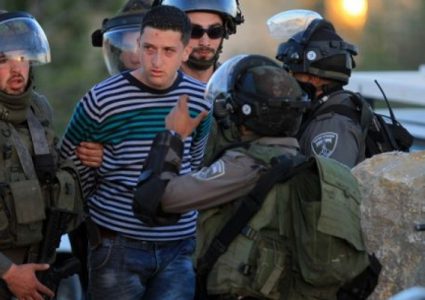 قوات الاحتلال تعتقل شابين وتحتجز آخرين وسط الخليل