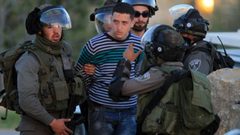 قوات الاحتلال تعتقل شابين وتحتجز آخرين وسط الخليل