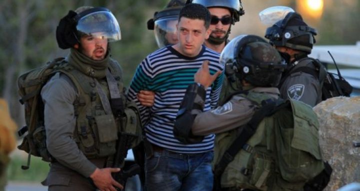 قوات الاحتلال تعتقل شابين وتحتجز آخرين وسط الخليل