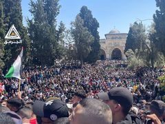 50 ألف مصلٍّ أدوا صلاة الجمعة الثانية من رمضان في المسجد الأقصى، رغم اعتداءات الاحتلال وقيوده