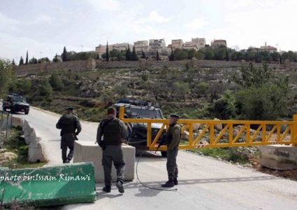 الاحتلال يغلق المدخل الرئيس لرأس كركر غرب رام الله