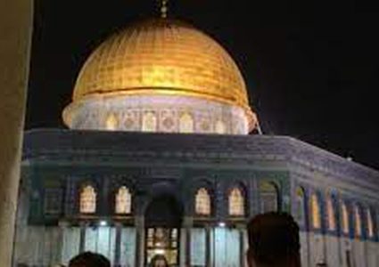 مظاهرة داخل "الأقصى" عقب صلاة المغرب احتجاجا على العدوان عليه والمصلين فيه