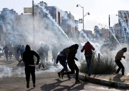 عشرات الإصابات بالاختناق جراء مواجهات مع الاحتلال في الخليل