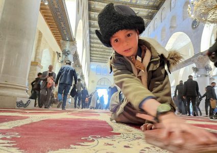 مواطنون ينظفون المسجد القبلي من آثار اعتداء الاحتلال عليه وتخريبه