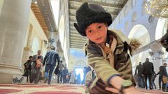 مواطنون ينظفون المسجد القبلي من آثار اعتداء الاحتلال عليه وتخريبه