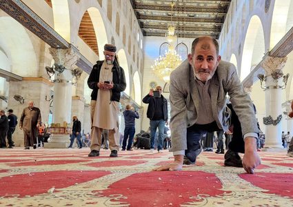 مواطنون ينظفون المسجد القبلي من آثار اعتداء الاحتلال عليه وتخريبه