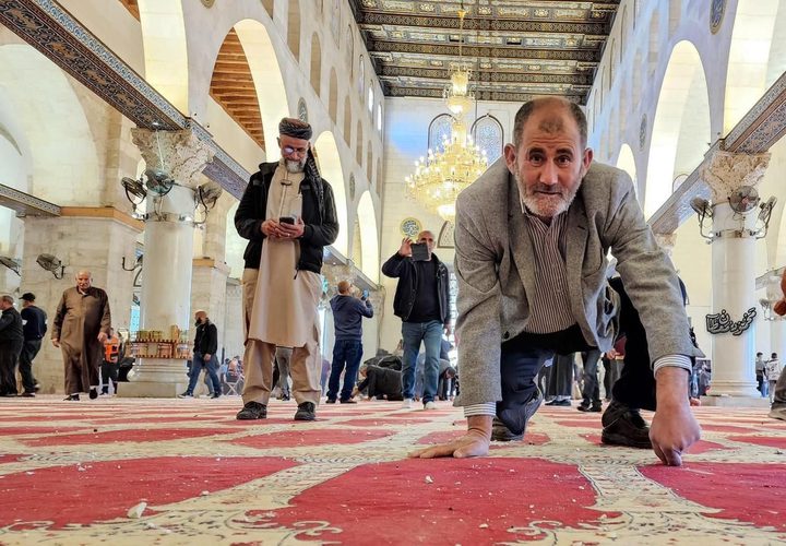 مواطنون ينظفون المسجد القبلي من آثار التخريب والاعتداء عليه من قبل قوات الاحتلال