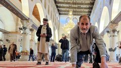 مواطنون ينظفون المسجد القبلي من آثار التخريب والاعتداء عليه من قبل قوات الاحتلال