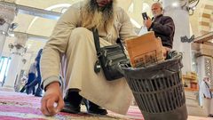 مواطنون ينظفون المسجد القبلي من آثار التخريب والاعتداء عليه من قبل قوات الاحتلال