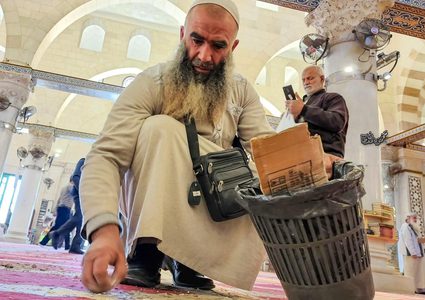 مواطنون ينظفون المسجد القبلي من آثار اعتداء الاحتلال عليه وتخريبه