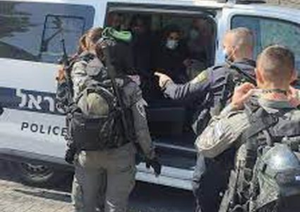 شرطة الاحتلال تعتقل فتاة لطعنها مستوطناً في حيفا