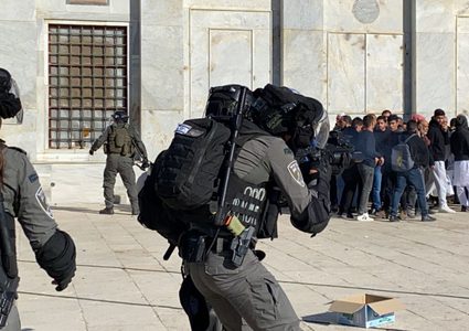 صور : عشرات الاصابات إثر اعتداء الاحتلال على المصلين في المسجد الأقصى