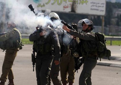 الاحتلال يعتدي بالضرب على شاب وسط الخليل