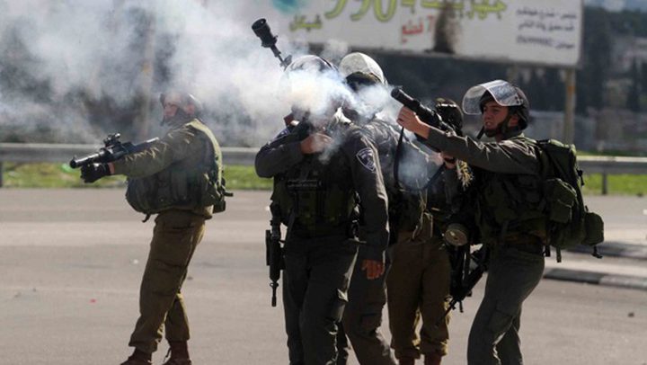 الاحتلال يعتدي بالضرب على شاب وسط الخليل