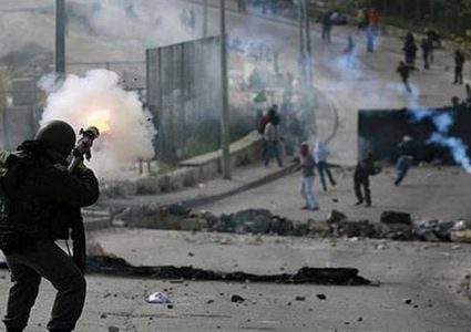 إصابات بالاختناق خلال مواجهات مع الاحتلال بمحيط جامعة القدس