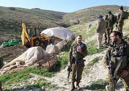 الاحتلال يحتجز جرافة خلال عملها في قرية كردلة بالأغوار الشمالية