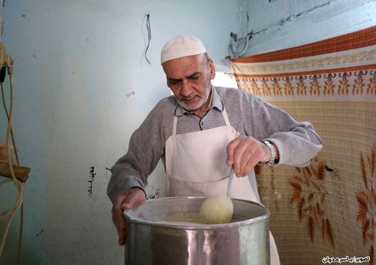 محيي الدين الخطيب (أبو طارق) من مدينة رفح جنوب قطاع غزة أحد العاملين في مهنة صناعة حلوى رمضان الشهيرة القطايف. حيث عكف أبو طارق على صناعة "القطايف" منذ 40 عاماً وهو بذلك يعد من أقدم العاملين في هذا المجال وأشهرهم في مدينة رفح.